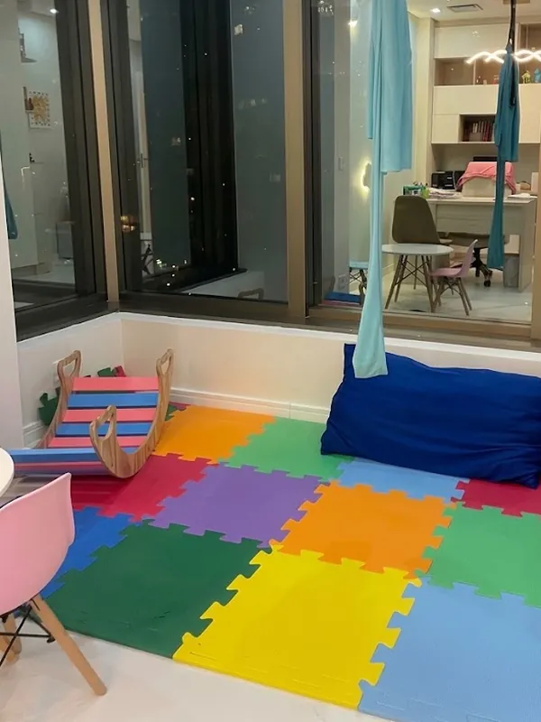 Brinquedoteca com tapete de EVA, almofadas e balanço